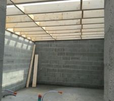 Charpente pour futur toit plat de notre suite parentale. Elle présente une légère pente pour faciliter l'écoulement des eaux