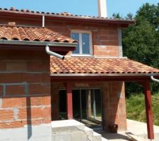 Aperçu de l'arrière de la maison. nous avons avancé les peintures des boiseries depuis