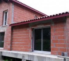 Aperçu de l'arrière de la maison. nous avons avancé les peintures des boiseries depuis