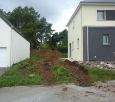 De la terre oui et de la belle 28 m3 pour être précis, j'ai trouvé pour 80 ? chargement plus livraison de la belle terre végétal, car ici la terre est pleine de caillou.
le hazard, fait bien les choses je suis partir chez mc do en fin de matiné et je vois une pelleteuse et une remorque qui étale de la terre, je m'approche et propose de la main a la main génial ok pour eux juste une demi heure de travail pour eux et une belle économie pour moi
