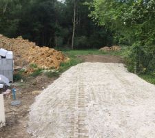Vue du terrain depuis la rue. Chemin d'accès réalisé. Raccordement eau réalisé (à gauche). Chantier du voisin côté gauche.
