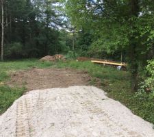 Vue du terrain depuis la rue. Chemin d'accès réalisé.