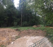 Vue du terrain depuis la rue. Chemin d'accès réalisé. Terres du voisin en limite de propriété ont été enlevées. Terrain prêt pour le terrassement.