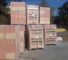 Les briques prêtes pour le montage des murs en début de semaine prochaine !