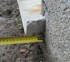 Seuil porte de garage. Horizontalement trop pr&egrave;s des parpaings