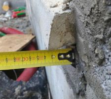 Seuil porte de garage. Horizontalement trop pr&egrave;s des parpaings