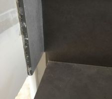 Sur les plans, le second quart tournant de l'escalier n'a pas de garde corps.
En plus, comme on peut le voir, il y a un petit espace entre l'escalier et le placo (environ 1cm) donc même si on descendait le placo plus bas, il ne rejoindrais pas l'escalier .

 Pas de garde corps sur les plans de la maison au 2eme quart tournant de l'escalier. Je crois que Berval est prêt à en mettre un dans sa gamme classique. Mais difficile à faire rejoindre les lisses du 1er quart montant avec le deuxième. En plus le ferronnier dit qu'il y aura une seule ou deux lisse et que ce ne sera pas beau.
Sinon, il faudrait faire des motifs irréguliers pour que cela ne soit pas choquant. Mais... c'est plus cher... il faut PAYER ! Comme d'habitude alors que c'est pas de notre faute ce défaut!
Et puis après sur le placo, il n'y a pas de main courante car ensuite on a qu'à lâcher la rampe pour se tenir de l'autre côté !
N'est ce pas un peu dangereux tout ça !
Et ben...! On est pas près de la recevoir cette maison!