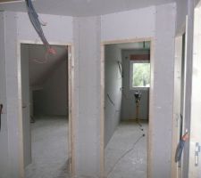 Chambre d'amis à gauche et sdb à droite