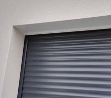 Coup dans une lame de volet roulant, vu à la reception