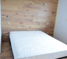 La chambre du rez de chaussée a désormais son parquet...au sol comme au mur