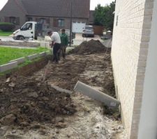 Metal bat passe à l'action pour l'accès carport