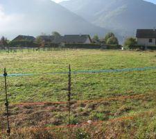Vue du terrain, qui s'arrete &agrave; la moiti&eacute; de la longueur du champ