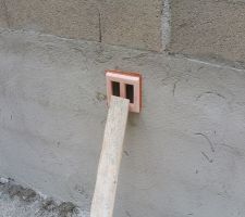 Installation des grilles de ventilation autour de la maison