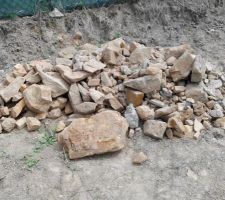 QQ petits cailloux ramassés avant préparation de la terre à engazonner