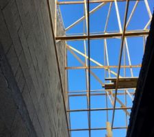 Pose de la charpente hier: vue du RDC