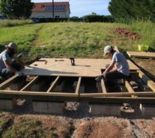 Dalle en bois de la cabane de jardin