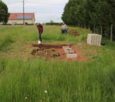 Mise à niveau du terrain pour la pose des parpaings de fondations