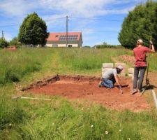 Mise à niveau du terrain pour la pose des parpaings de fondations