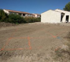 Ouverture officielle du chantier le 12/09/2017.
Ça y est le terrain est nettoyé,les repères de fouilles tracés.