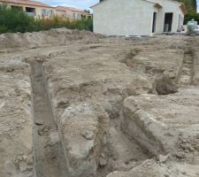 Bien que ce soit en lotissement avec des garanties de constructibilité,une étude de sol à été réalisée et le terrassement est fait en tenant compte des préconisations indiquées sur le rapport.Par exemple il faut descendre les tranchées à 1.60m.