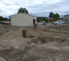 Bien que ce soit en lotissement avec des garanties de constructibilité,une étude de sol à été réalisée et le terrassement est fait en tenant compte des préconisations indiquées sur le rapport.Par exemple il faut descendre les tranchées à 1.60m.