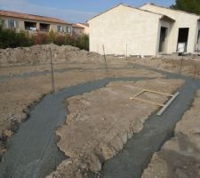 Le béton recouvre le ferraillage.