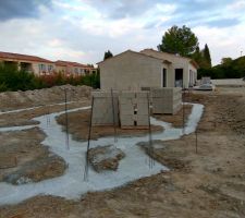 Le béton recouvre le ferraillage.Les parpaings pour le vide sanitaire sont livrés.