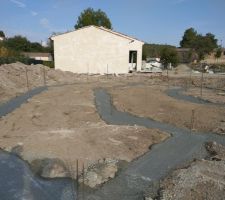 Le béton recouvre le ferraillage.