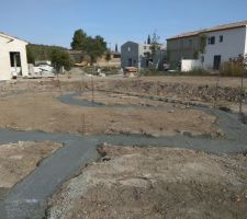 Le béton recouvre le ferraillage.