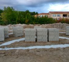 Les parpaings pour le vide sanitaire sont en attente.