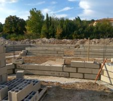 &Eacute;l&eacute;vation des parpaings pour le vide sanitaire.La surface d?emprise au sol de la maison est beaucoup plus apparente.