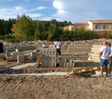 Trois ma&ccedil;ons &agrave; l??uvre et moi les mains dans les poches...