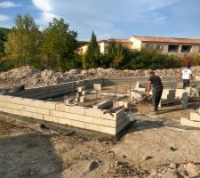 Rattrapage du niveau du b&eacute;ton de fondation.