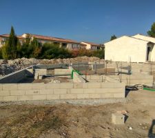 Le plombier est venue poser ses tuyaux d'&eacute;vacuation.Les gaines pour les r&eacute;seaux ont &eacute;t&eacute; mises en attente.