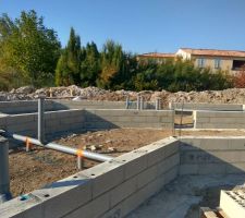 Le plombier est venue poser ses tuyaux d'&eacute;vacuation.Les gaines pour les r&eacute;seaux ont &eacute;t&eacute; mises en attente.