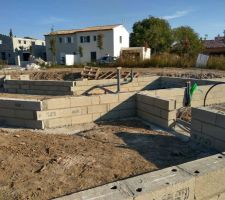 Le plombier est venue poser ses tuyaux d'&eacute;vacuation.Les gaines pour les r&eacute;seaux ont &eacute;t&eacute; mises en attente.