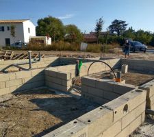 Le plombier est venue poser ses tuyaux d'&eacute;vacuation.Les gaines pour les r&eacute;seaux ont &eacute;t&eacute; mises en attente.