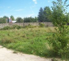 Terrain de 620m&sup2; avant d&eacute;coupage parcellaire : 236m&sup2; pour ma partie ( le reste pour mes voisins mitoyens )
la photo concerne principalement ma parcelle de 236m&sup2; dans la longeur.