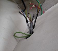 Passage et vérification des câbles avant plaquage côté salon