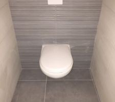 Toilette RDC, il y a également une attente pour lave mains