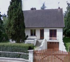Voici la façade de la maison (en 2008) sur son terrain de 607m²