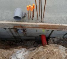 Ça  i esy c fini le vide sanitaire ainsi  que la dalle jai reussi a gratter des tuyau devac pour la chambre du bas pour y faire une tite douche avev petit vasque en gros petite suite parentale dans la chambre  du bas trop cool on verra  ce que sa va donner a la fin
