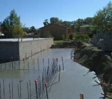 On voit bien les attentes pour les poteaux et la piscine