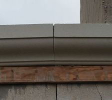 Corniche mal pos&eacute;, fa&ccedil;ade avant