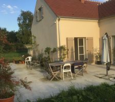 Terrasse brut autour de la maison. C'est enfaite la chape sur vide sanitaire