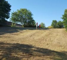 Le terrain de 1600m2 est en pente comme on le voit su la photo avec une plateforme en haut, sur laquelle on souhaite positionner la maison.