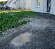 Quand la chape est coulée après les travaux de terrassement... Allée baptisée...