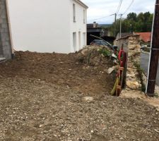 Chemin d'accés + futur petit jardinet