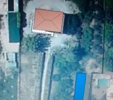 Vue a&eacute;rienne du terrain.
En bleu, l'emplacement envisag&eacute; pour le champs d'&eacute;pandage de notre assainissement.