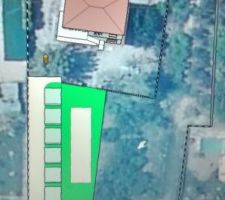 Vue a&eacute;rienne du terrain, avec notre id&eacute;e de r&eacute;am&eacute;nagement.
Notre projet : d&eacute;placer le chemin initial (cf.photo avant) vers l'ouest, en limite de propri&eacute;t&eacute;, d&eacute;placer 6 oliviers actuellement au fond du terrain pour cr&eacute;er une haie le long du chemin, et faire notre &eacute;pandage (carr&eacute; jaune) &agrave; l'emplacement du chemin initial.